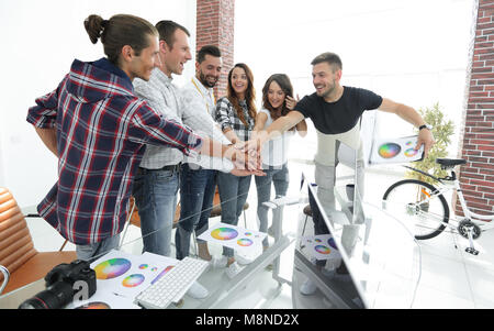 Handshake Kollegen in Creative Studio Stockfoto