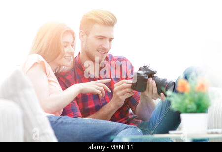 Moderne junge Paar prüft die Fotos auf der Kamera Stockfoto