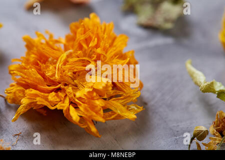 Motley Gras auf Licht strukturierten Hintergrund, Nahaufnahme, geringe Tiefenschärfe, selektiver Fokus, Makro. Alternative Medizin. Wellness natürliches Konzept. Dayspa Stockfoto