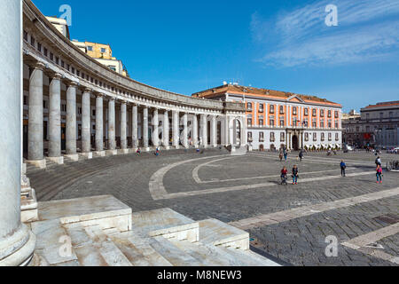 Neapel (Italien) - Piazza Plebiscito, dem Hauptplatz in der Altstadt von Neapel. Präfektur Palast und der kolonnade, der Kirche von San Frances Stockfoto