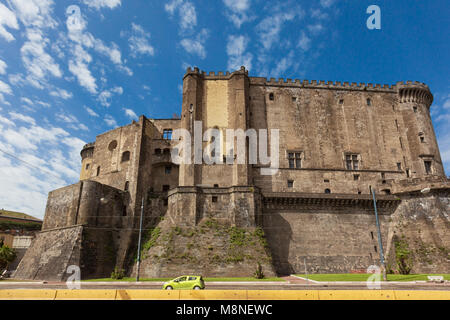 Neapel (Italien) - Castel Nuovo, New Castle, auch "Maschio Angioino, ist eine mittelalterliche Burg gegenüber der Piazza Municipio entfernt und das Rathaus Stockfoto