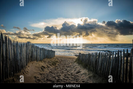 Eingezäunt weg zum Strand von Aiguille in Les Sables d'Olonne, Frankreich Stockfoto