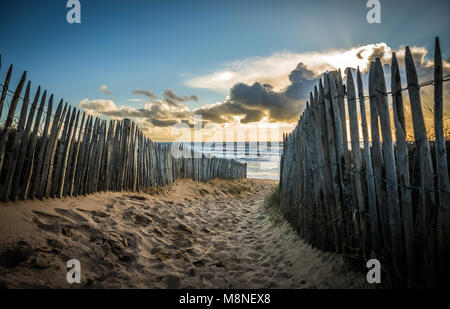 Eingezäunt weg zum Strand von Aiguille in Les Sables d'Olonne, Frankreich Stockfoto