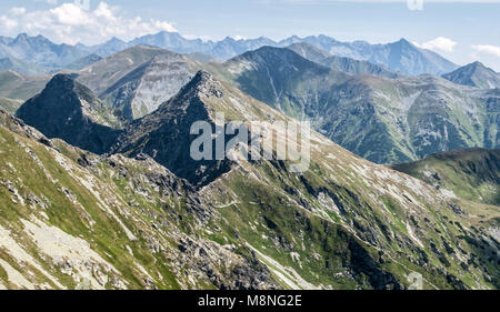 Tatra Panorama mit vielen Gipfeln der Westlichen und Hohe Tatra von Banikov Peak auf rohace Berg Gruppe in der Westlichen Tatra in Slovaki Stockfoto