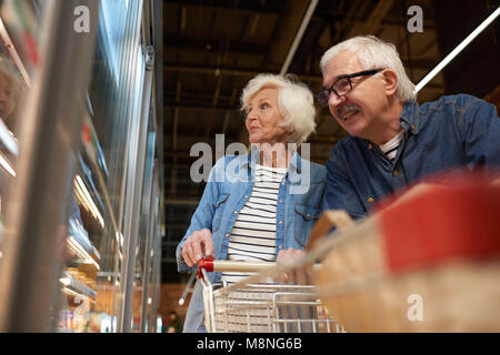 Senior Paar Lebensmittelgeschäft triefend Stockfoto