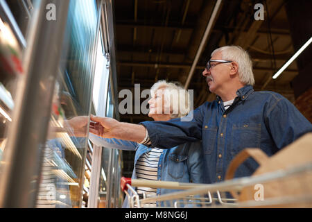 Senior Paar in Lebensmittelgeschäft Stockfoto