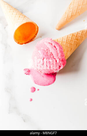 Hausgemachte berry Eis in Eistüten, weißem Marmor Background Copy space Stockfoto