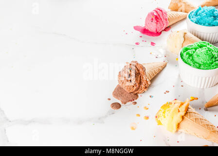 Verschiedenen hausgemachten schmelzenden Eis in Schalen und Waffel Eistüten, Weiße Vanille, Orange, Pink Berry, grün, blau, chocolate white Marmor hinterg Stockfoto