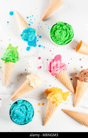 Verschiedenen hausgemachten schmelzenden Eis in Schalen und Waffel Eistüten, Weiße Vanille, Orange, Pink Berry, grün, blau, chocolate white Marmor hinterg Stockfoto