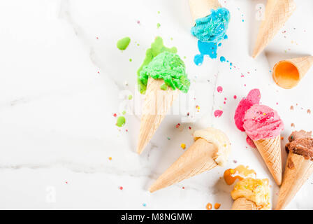 Verschiedenen hausgemachten schmelzenden Eis in Schalen und Waffel Eistüten, Weiße Vanille, Orange, Pink Berry, grün, blau, chocolate white Marmor hinterg Stockfoto