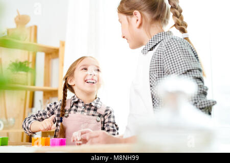 Verspielte Mädchen Cookies machen Stockfoto