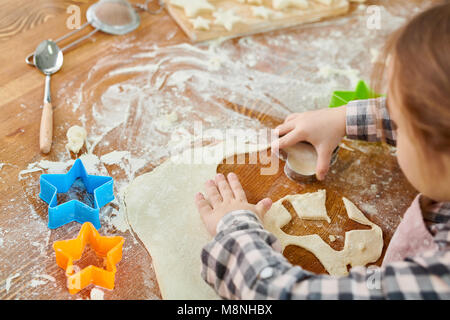 Süße kleine Mädchen Cookies machen Stockfoto