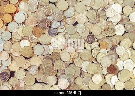 Hintergrund der Gold- und Silbermünzen. Viele russische Rubel. Stockfoto