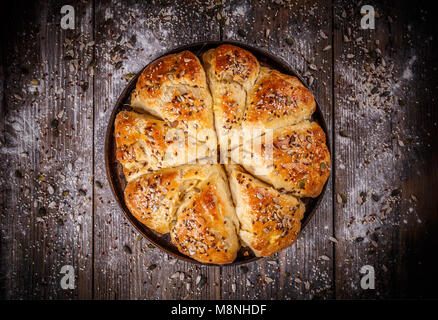 Brötchen mit verschiedenen Samen auf vintage Holztisch Stockfoto