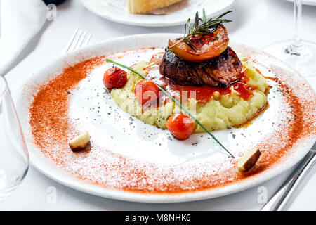 Gegrilltes Rindersteak mit Kartoffelpüree Stockfoto