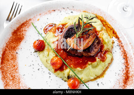 Gegrilltes Rindersteak mit Kartoffelpüree Stockfoto