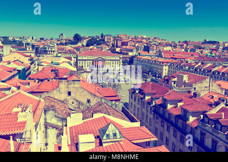 Luftbild der Altstadt von Lissabon, Portugal. Blick auf den Rossio Square von Miradouro do Elevador de Santa Justa (Aussichtspunkt an der Oberseite des Elevador de Santa Justa). Stockfoto