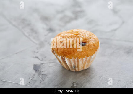 Leckere vanille Muffins in Anordnung auf Licht strukturierten Hintergrund, Ansicht von oben, Nahaufnahme, geringe Tiefenschärfe, selektive konzentrieren. Lecker und knackig Stockfoto