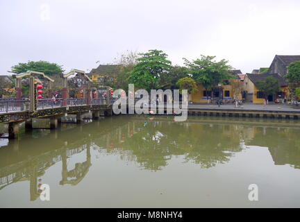 Hoi An, Vietnam - 17. MÄRZ 2018: Ruhig am frühen Morgen in der Altstadt von Hoi An Vietnam mit Blick auf die typische gelbe Häuser am Ufer des Flusses Stockfoto