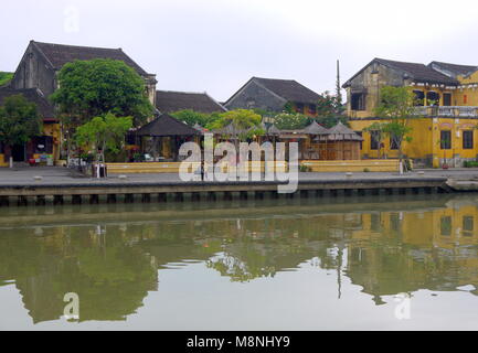 Hoi An, Vietnam - 17. MÄRZ 2018: Ruhig am frühen Morgen in der Altstadt von Hoi An Vietnam mit Blick auf die typische gelbe Häuser am Ufer des Flusses Stockfoto