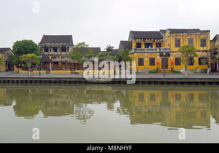 Hoi An, Vietnam - 17. MÄRZ 2018: Ruhig am frühen Morgen in der Altstadt von Hoi An Vietnam mit Blick auf die typische gelbe Häuser am Ufer des Flusses Stockfoto