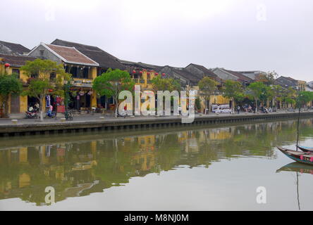 Hoi An, Vietnam - MÄRZ 17, 2018: die große Gruppe der jungen Mädchen in der Vietnamesischen traditionellen Kleid in Hoi An Altstadt mit Blick auf die typische gelbe Häuser Stockfoto