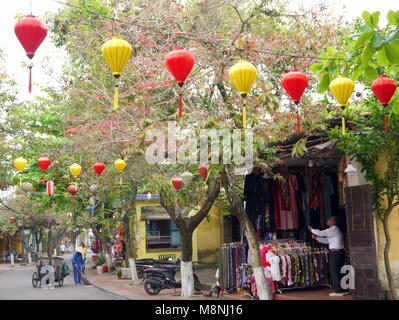 Hoi An, Vietnam - 17. MÄRZ 2018: Ruhig am frühen Morgen in der Altstadt von Hoi An Vietnam mit Blick auf die Geschäfte und die lokale Bevölkerung Stockfoto