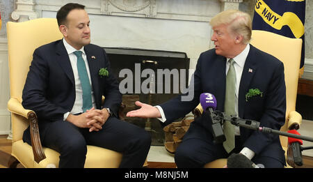 US-Präsident Donald Trump und irische Premierminister Leo Varadkar treffen zu einem Gespräch im Oval Office des Weißen Hauses in Washington DC, USA Stockfoto