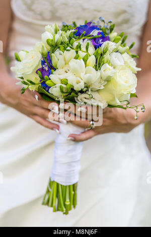 Wedding Bouquet. Wedding Bouquet mit weißen Rosen in die Hände der Braut. Stockfoto