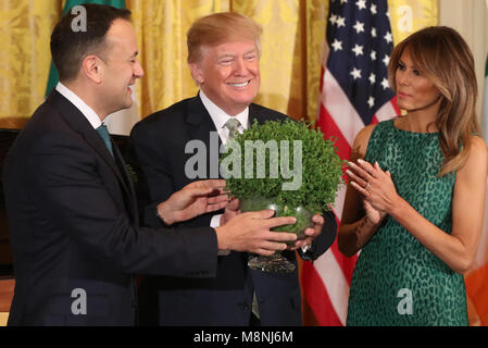 Irische Premierminister Leo Varadkar präsentiert uns Präsident Donald Trump mit einer Schüssel von Shamrock als Melania Trump auf während der jährlichen Preisverleihung im Weißen Haus in Washington DC sieht, USA Stockfoto