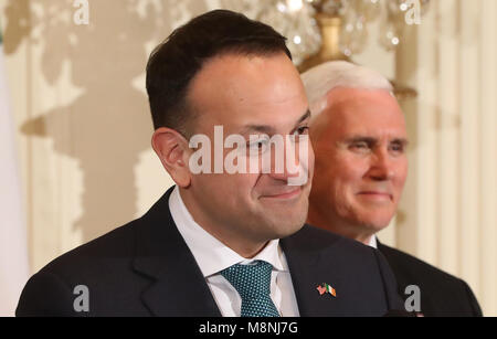 Irische Premierminister Leo Varadkar sprechen als US-Vizepräsident Mike Pence sieht bei der jährlichen shamrock Siegerehrung im Weißen Haus in Washington DC, USA. Stockfoto