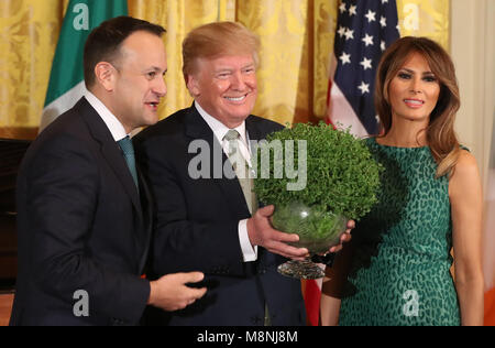 Irische Premierminister Leo Varadkar präsentiert uns Präsident Donald Trump mit einer Schüssel von Shamrock als Melania Trump auf während der jährlichen Preisverleihung im Weißen Haus in Washington DC sieht, USA Stockfoto