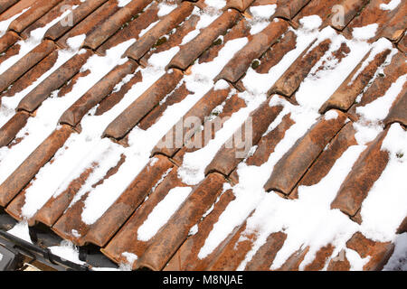 Dachziegel mit den letzten Schnee fallen Sie im Winter Stockfoto