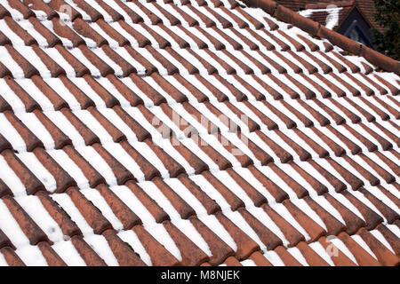 Dachziegel mit den letzten Schnee fallen Sie im Winter Stockfoto