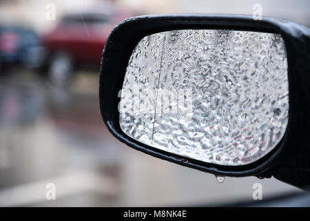 Auto Spiegel in Eis bei Eisregen Phänomen abgedeckt Stockfoto