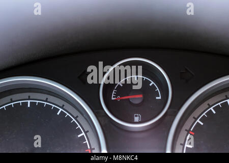 Modernes Armaturenbrett der Fahrerseite zu helfen. Drehzahlmesser, Tachometer und Sensor für Kraftstoffstand mit beleuchtetem Zeiger und Anzahl für einfache Steuerung Auto im Weg Stockfoto