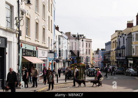 Busy street scene in kleinen Stadtzentrum. Tenby, Pembrokeshire, Wales, Großbritannien, Großbritannien Stockfoto