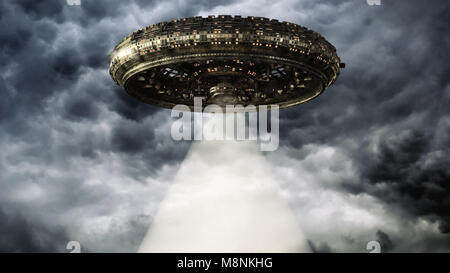 UFO, außerirdisches Raumschiff mit Lichtstrahl im Nachthimmel, außerirdische Besucher mit fliegenden Untertasse (3 Abbildung d) Stockfoto