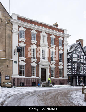 Lichfield Rathauses Donegal Haus Staffordshire, England. 18. März 2018 Mann in der gelben Jacke Reinigung von Schnee Stockfoto