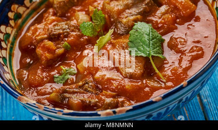 Indische Küche. Naat yakkhn - Kaschmir Joghurt Lamm Curry, Traditionelle sortierten Indien Gerichte, Ansicht von oben. Stockfoto