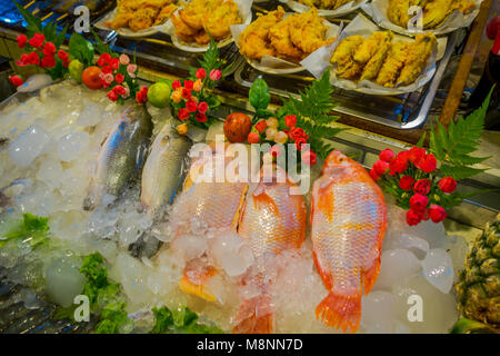 Nahaufnahme von zwei Arten von Fischen über ein Stück Eis bei Street Food Stände auf Nopparat Thara Straße in Ao Nang entfernt Stockfoto
