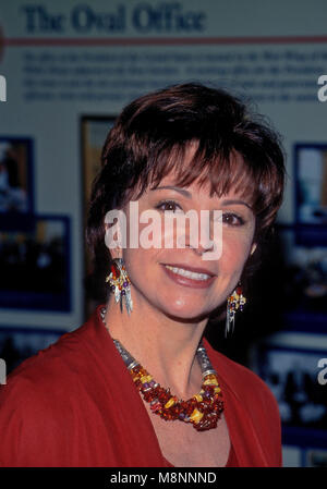 Washington, DC. USA, Februar 26, 1997 Isabel Allende kommt an das Weiße Haus ein Abendessen für den Präsidenten von Chile zu besuchen. Allende ist eine Chilean-American Schriftsteller. Allende, deren Werke enthalten manchmal Aspekte des 'magischen Realismus' Tradition, ist berühmt für Romane wie das Haus der Geister (La Casa de los espíritus, 1982), "die Stadt der Tiere (La Ciudad de las bestias, 2002), die kommerziell erfolgreich waren. Credit: Mark Reinstein/MediaPunch Stockfoto