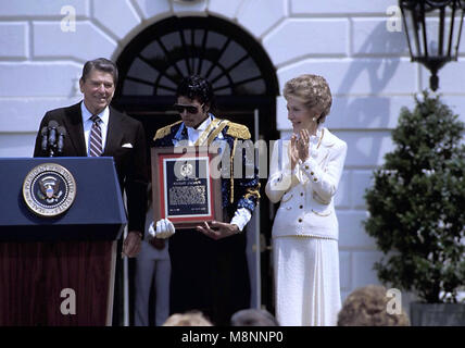 Washington DC., USA, 14. Mai 1981 US-Präsident Ronald Reagan und seine Frau Nancy vorhanden Pop Star Michael Jackson mit der Präsidentschaftswahl Öffentliche Sicherheit Kommunikation Award für den Song 'Beat it' im öffentlichen Dienst Kampagne gegen jugendlich Trinken und Fahren zu dienen. Credit: Mark Reinstein/MediaPunch Stockfoto