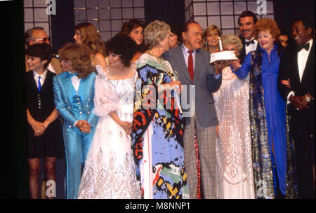 Washington DC., USA, 20. Mai 1983 Bob Hope 80. Geburtstag besondere im Kennedy Center für darstellende Künste. Seine Frau Dolores Uhren als Lucille Ball vorhanden Bob mit einer Geburtstagstorte. Durch eine Vielzahl von Hollywood Stars wie Tom Selleck, Brooke Shields, Ben Vereen umgeben. Credit: Mark Reinstein/MediaPunch Stockfoto
