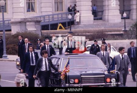 Washington DC., USA, 20. Januar 1981 Neu in der 40. Präsident der Vereinigten Staaten Ronald Reagan und seine Frau Nancy der United States Capitol auf dem Weg in ihre Eröffnungs-Parade fahren vereidigt. Credit: Mark Reinstein/MediaPunch Stockfoto