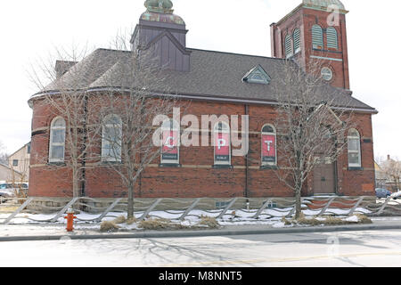 Diese repurporsed Rumänisch-orthodoxen Kirche in der Einmal-verdorben Gordon Square Gegend von Cleveland, Ohio, ist jetzt eine Darstellende Kunst Theater. Stockfoto