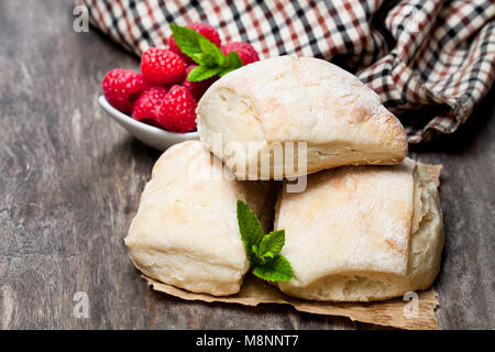 Hausgemachten frischen Brötchen mit Sauerteig auf rustikalen Holztisch Stockfoto