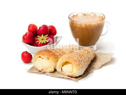 Blätterteig Hörner mit Tasse Cappuccino und Erdbeere isoliert auf weißem Stockfoto