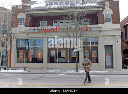 Ein Mann kreuzt die Straße vor der Cleveland öffentliche Theater in der neu belebt Gordon Square District in Cleveland, Ohio, USA. Stockfoto