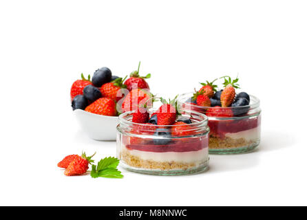 Mini wilden Wald Beeren Käsekuchen in einem Glas Töpfen auf weißem Hintergrund Stockfoto